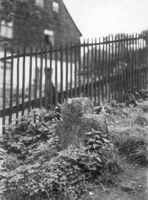 Steinkreuz neben dem Gefallenendenkmal