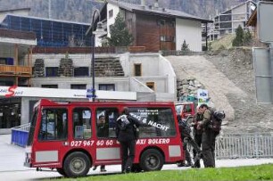 Zermatt - Wanderer mit Rucksäcken : Aus einem elektrisch betriebenen Taximobil steigen im Oberdorf Wanderer mit Rucksäcken. Aufgenommen in Zermatt am 16. Mai 2010