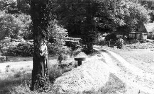 Hochkirch-Niehten. Ehem. Knochenmühle, Mühlsteintisch Rest der Mühle