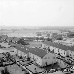Gartenstadt Falkenberg: Wohngebäude der Greifswalder Kehre, dahinter die Straße Am Exerzierplatz, dahinter links der Sportplatz, mittig das Sportlerheim und rechts daneben die Schulgebäude der Volksschule (Gemeinschaftsschule) Harksheide: Blick vom Rathausgebäude Richtung Süden