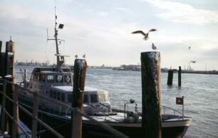 Hamburg. Hafen. Polizeiboot am Kai