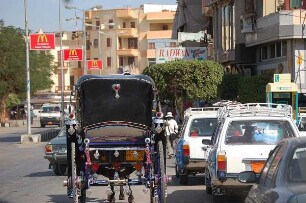 Luxor - Pferdekutsche und Autos : Pferdekutsche im Touristenviertel von Luxor, McDonalds-Werbung, aufgenommen 2006