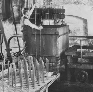 Herausnehmen des gefärbten Garnes : Technikgeschichte | Technologie | Fasern, Gespinste und Gewebe | Wollgarn-Färberei | Michaelis
