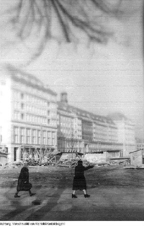 Dresden, Altstadt. Haus Altmarkt, Gastwirtschaften, Café und Billardraum, Café Prag sowie Architekturmodelle des Gebäudes, 1956