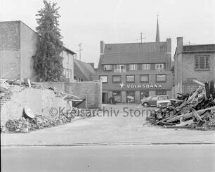 Hagenstrasse: Blick in die Hindenburgstrasse auf die Volksbankfiliale