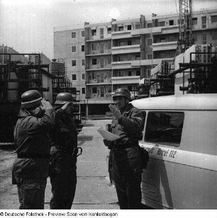 Feuerwache (Louisenstraße?), Feuerwehrautos, Ausstellung mit Modell der Feuerwache Louisenstraße, Feuerwehrleute mit Einsatzleiter Kaiser