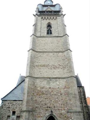 Stadtkirche - Kirchturm von Westen in Übersicht mit Strebepfeilern an den Ecken (beachte unterschiedlichen Mauersteinverband in den Geschossen)