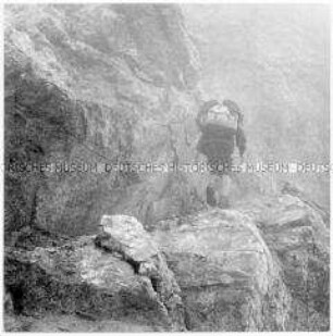 Rückenansicht eines Bergsteigers im Gebirge (Altersgruppe 14-17)