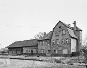 Mühlberg (Kreis Elbe/Elster). Ehemaliger Bahnhof. Empfangsgebäude (Wohnhaus), Am Bahnhof 2. Gleisseite mit Güterabfertigung