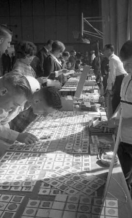 Münzbörse "Coin Show" in der amerikanischen Schule aus Anlass der deutsch-amerikanischen Freundschaftswoche.