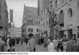 Blick in die Grimmaische Straße mit dem Messehaus "Handelshof" und Altem Rathaus