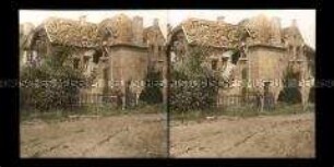 Matrose an einer zerschossenen Villa, Westend