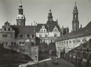 Stallhof mit Kanzlei und Georgentor : Dresden-Altstadt, Residenzschloss. Blick in den Stallhof von Osten