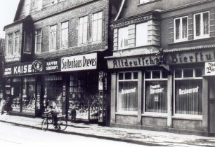 Lange Straße. Detmold. Blick auf die beiden letzten Häuser der rechten Seite vor dem Kleinen Marktplatz
