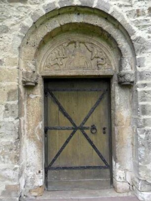 Rhena-(Evangelische Kirche ) - Langhaus Traufseite Süd - romanisches Portal mit Ornamentierung und Tympanon in Übersicht