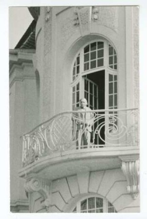 Gustav Lindemann auf dem Balkon im Ehrenhof 3