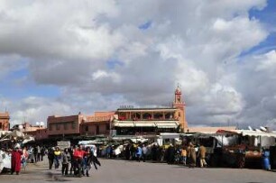 Weltkulturerbe-Platz : Teilansicht des zentralen Platzes Djemaa el-Fna in Marrakesch, aufgenommen am 02.11.2008