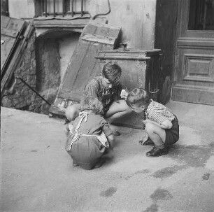 Spielende Kinder in einem Hinterhof : Berlin-Mitte. Ackerstraße. Spielende Kinder in einem Hinterhof
