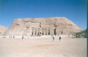 Abu Simbel. Großer Tempel Ramses II. (1260-1250 ante) mit vier Kolossalstatuen Ramses II. mit der Doppelkrone Ober- und Unterägyptens (Pschent) am Eingang