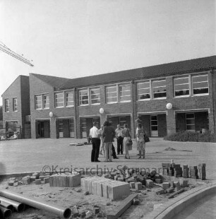 Bargteheide: Kreisgymnasium II [später Gymnasium Eckhorst]: Eckhorst: vor Fertigstellung: Besichtigung durch Vertreter des Kreises: darunter Kreispräsident Hubert Priemel, Landrat Hans-Henning Becker-Birck, Kreisbaudirektor Paul Hannes: