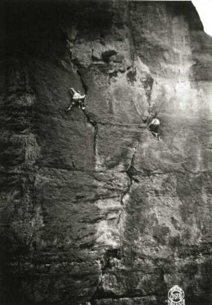 Sächsische Schweiz, Affensteine. Kreuzturm. Seilschaft Ehrhardt Renger an der Rippe über dem 2. Ring der Nordwand (VIIb)