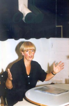 Heide-Ulrike Wendt, Publizistin / Buchautorin : Heide-Ulrike Wendt (Journalistin, Buchautorin), an einem Tisch sitzend