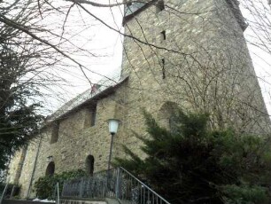 Ansicht von Südosten mit Kirchturm (Schießscharten im Mittelgeschoß) sowie Langhaus (im alten Bestand) mit veränderten Fenstern