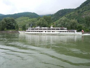 Dürnstein - Ausflugsschiff : Das Ausflugsschiff "Wachau" fährt stromaufwärts. Aufgenommen am 12. Juni 2011 in der Wachau im Weinort Dürnstein