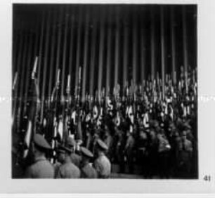 Raumbildband. Reichsparteitag der Arbeit. 100 Bilder. Nächtlicher Appell der Politischen Leiter. Fahnen-Aufmarsch unter dem Lichtdom.