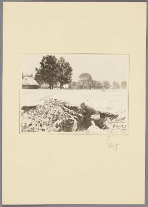 Soldat verrichtet Notdurft im Feld