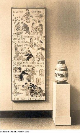Flachrelief mit Josephsgeschichte und Vase in einer Keramikausstellung