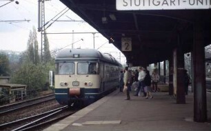 Untertürkheim elTw 427 Bahnsteig Reisende