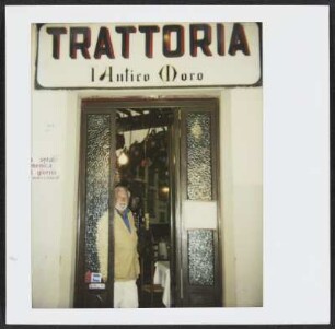 Wolfram Siebeck steht im Eingang der Trattoria l'Antico Moro in Livorno
