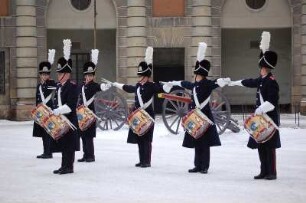 Stockholm - Wachaufzug am Schloss : Trommler der Svea Livgarde vor dem Königlichen Schloss, aufgenommen 2006 in Stockholm