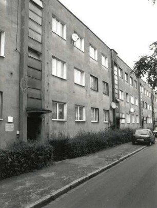 Dresden-Trachau. Wohnsiedlung der Gewobag (1928/um 1935; H. Richter). Wohnblock, Carl-Zeiss-Straße 46/40. Straßenansicht