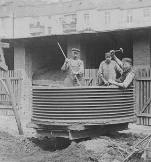 Putzen einer Seilscheibe : Technikgeschichte | Technologie | Maschinenbau und Eisengiesserei | Schwungrad und Seilscheiben-Fabrikation | Cottbusser Maschinenbau-Anstalt und Eisengießerei AG