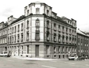 Chemnitz, Bernhardstraße 111. Wohn- und Geschäftshaus (wohl um 1900). Eckansicht mit Fassade Kreherstraße