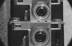 Aufnahme von zwei Contax Fotoapparaten