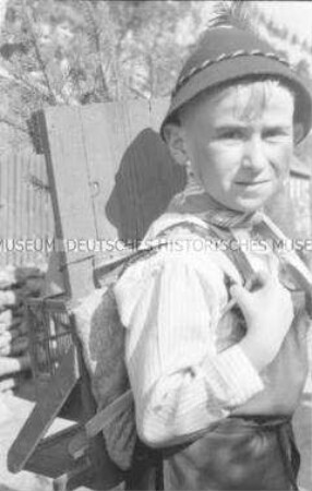 Kostümierter Knabe als Teilnehmer des historischen Festzugs der Stadt Lauter (Sachsen) zum 800jährigen Jubiläum