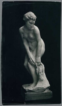 Mädchenfigur, 1905/06, Marmor