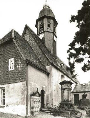 Großharthau-Bühlau. Dorfkirche Bühlau. 1844. Ansicht mit Grabdenkmalen von Südwesten