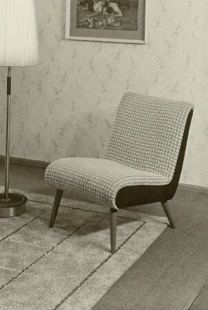 Sessel ohne Armlehnen : Sessel ohne Armlehnen (1956; Polstermöbelkombinat Rabenau-Oelsa) in Ausstellungskoje