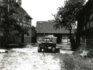 Niederalbertsdorf-Oberalbertsdorf (Langenbernsdorf-Niederalbertsdorf), Dorfstraße 129. Pfarrhof (um 1700, 19. Jh.). Hofansicht mit Scheune