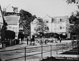 Dorfplatz mit Gasthaus Burgberg
