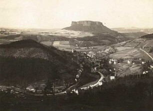 Königstein (Sächsische Schweiz). Blick über Hüttengrund zum Lilienstein