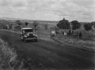 Landstraße : Ein Auto auf einer unbefestigten Landstraße in Kenia