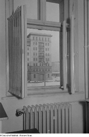 Blick aus einer Wohnung auf einen Neubau der Stalinallee (heutige Karl-Marx-Allee)