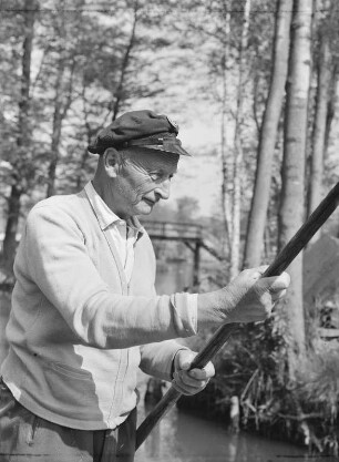 Fährmann Fritz Wolke, Lübbenau : Fährmann Fritz Wolke beim Staken auf einem Fließ in Lübbenau/Spreewald