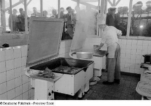 Personal einer HO Elektro-Großküche der Leipziger Herbstmesse 1954