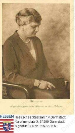 Eleonore Großherzogin v. Hessen und bei Rhein geb. Prinzessin v. Solms-Hohensolms-Lich (1872-1937) / Porträt, in Sessel sitzend und lesend, Kniestück